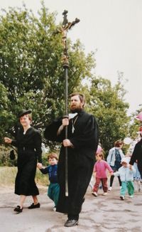 Pfarrer Garbe mit Familie Festumzug 1990